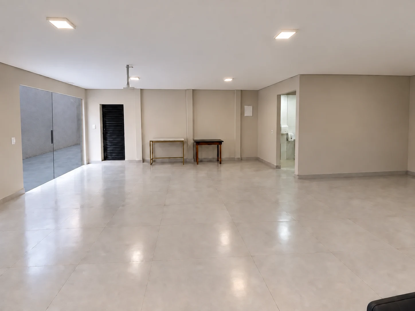 Parte do fundo, acesso externo com vidro fumê e área de apoio